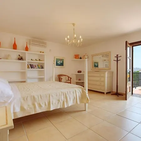 Villa Sleeps 8 Pool Air Con Wifi *